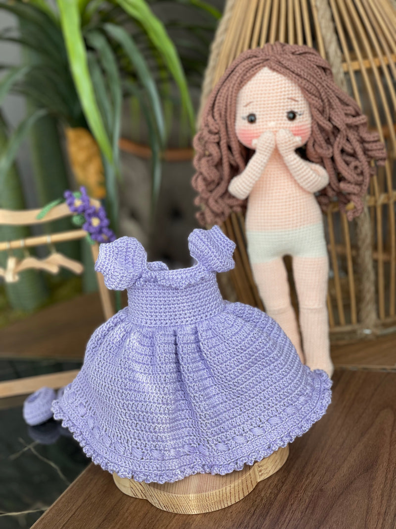 Handmade Pink Princess Girl Doll, crocheted using amigurumi technique. Features a beautiful dress and flower crown, customizable with a name on a leather label. Perfect for kids and collectors.