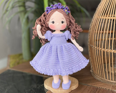 Handmade Pink Princess Girl Doll, crocheted using amigurumi technique. Features a beautiful dress and flower crown, customizable with a name on a leather label. Perfect for kids and collectors.