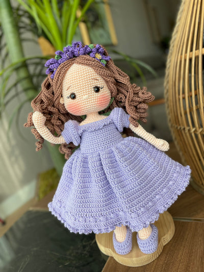 Handmade Pink Princess Girl Doll, crocheted using amigurumi technique. Features a beautiful dress and flower crown, customizable with a name on a leather label. Perfect for kids and collectors.