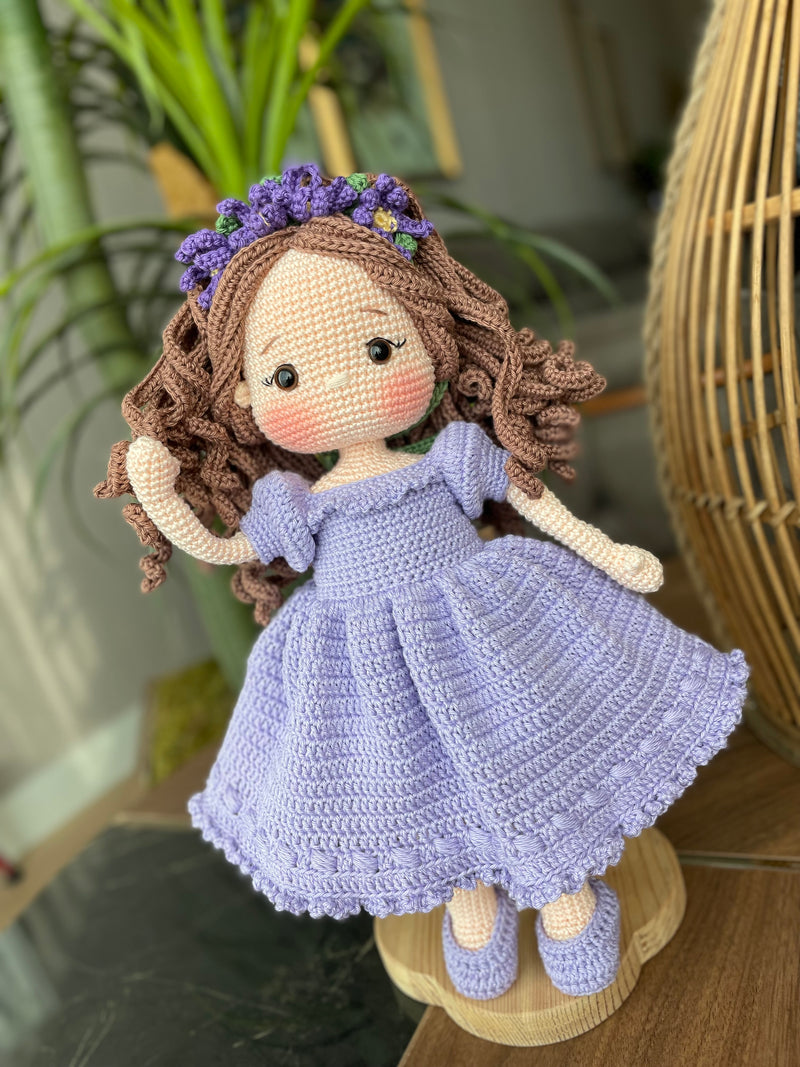 Handmade Pink Princess Girl Doll, crocheted using amigurumi technique. Features a beautiful dress and flower crown, customizable with a name on a leather label. Perfect for kids and collectors.