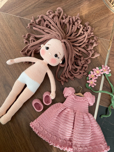 Handmade pink princess girl doll, crocheted using amigurumi technique. Features a beautiful dress and flower crown, customizable with a name on a leather label. Perfect for kids and collectors.