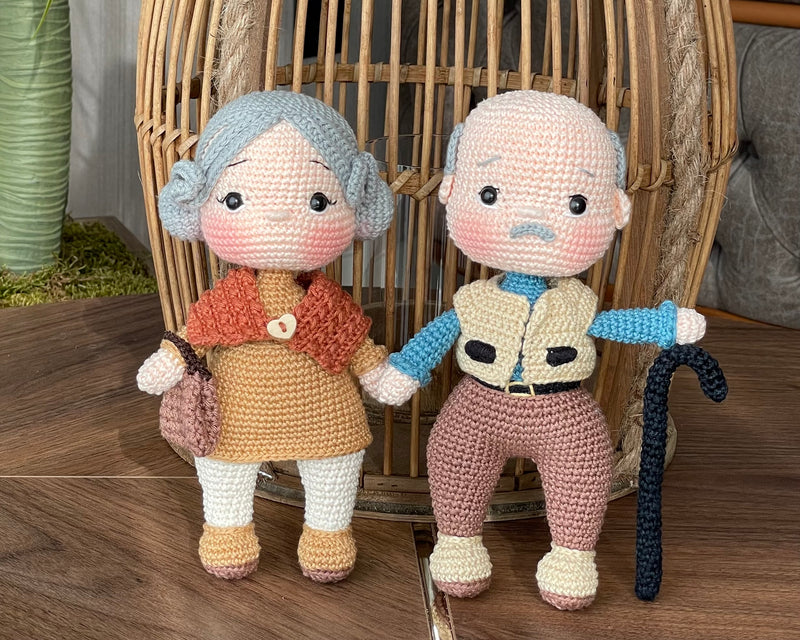 Handmade Grandma and Grandpa Dolls, crocheted using the amigurumi technique, customized with a name on a leather label, perfect for gifts and family decor.