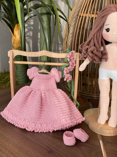 Handmade pink princess girl doll, crocheted using amigurumi technique. Features a beautiful dress and flower crown, customizable with a name on a leather label. Perfect for kids and collectors.