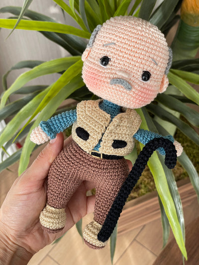 Handmade Grandma and Grandpa Dolls, crocheted using the amigurumi technique, customized with a name on a leather label, perfect for gifts and family decor.