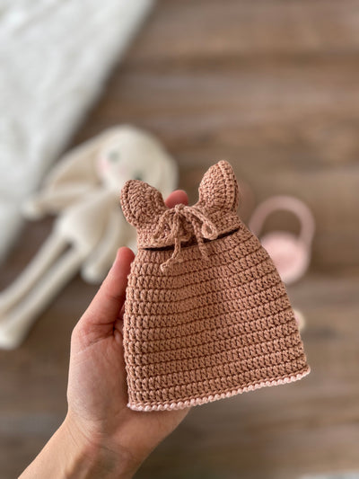 Handmade crocheted amigurumi bunny rabbit doll with a small mouse toy, dressed in pink, made of 100% cotton, customizable with a name on a leather label, perfect for nursery decor.