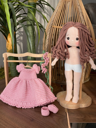 Handmade pink princess girl doll, crocheted using amigurumi technique. Features a beautiful dress and flower crown, customizable with a name on a leather label. Perfect for kids and collectors.