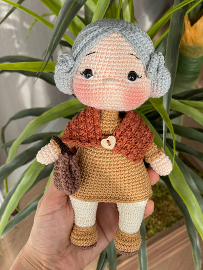 Handmade Grandma and Grandpa Dolls, crocheted using the amigurumi technique, customized with a name on a leather label, perfect for gifts and family decor.