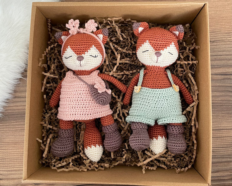 Handmade crochet Fox Couple Toy set featuring a pair of amigurumi foxes dressed in cute outfits, customized with a name on a leather label. Perfect for gifting.