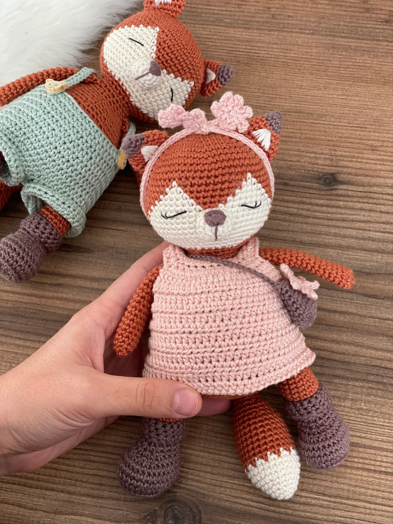 Handmade crochet Fox Couple Toy set featuring a pair of amigurumi foxes dressed in cute outfits, customized with a name on a leather label. Perfect for gifting.