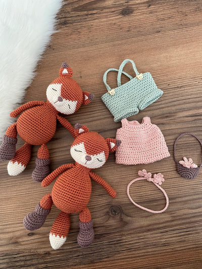 Handmade crochet Fox Couple Toy set featuring a pair of amigurumi foxes dressed in cute outfits, customized with a name on a leather label. Perfect for gifting.