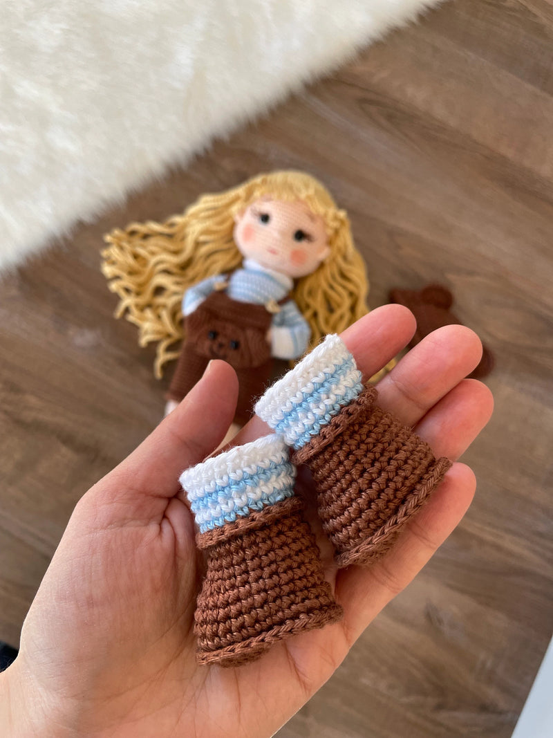 Handmade overall girl doll, crocheted using the amigurumi technique, dressed in overalls and personalized with a name on a leather label, perfect for gifts and decor.